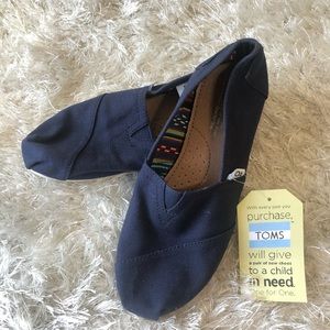 NWT Classic Canvas Toms
